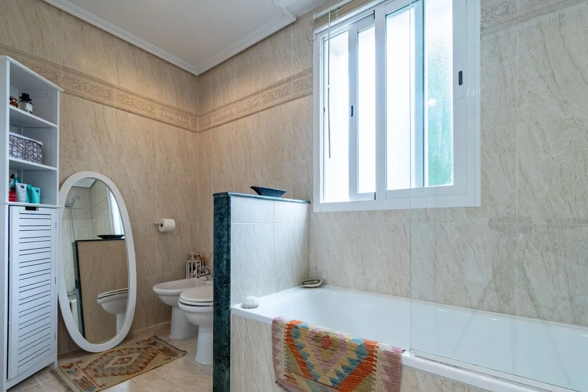 Apartamento en venta con 3 dormitorios en Estepona
