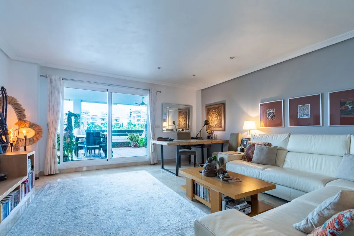 Apartamento en venta con 3 dormitorios en Estepona