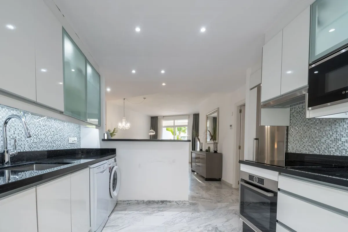 Apartamento planta baja en venta de 2 dormitorios en Marbella Golden Mile