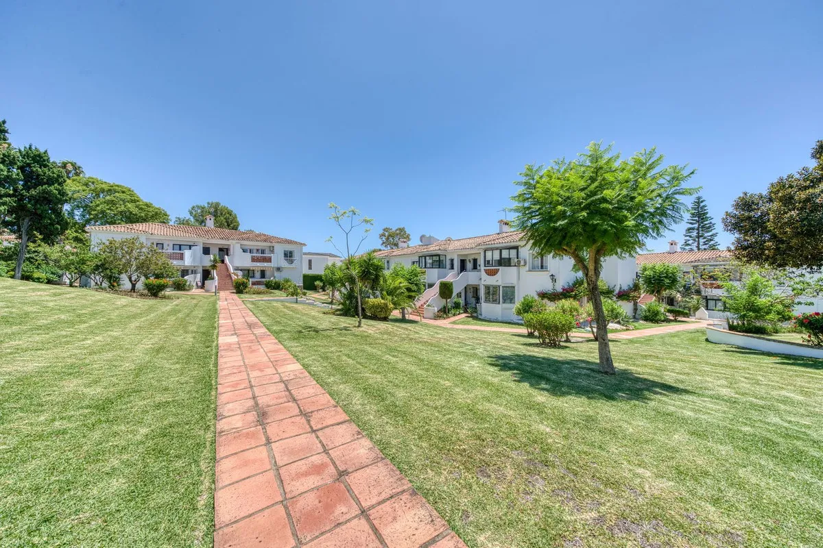 2 bedrooms ground floor apartment in El Paraiso for sale