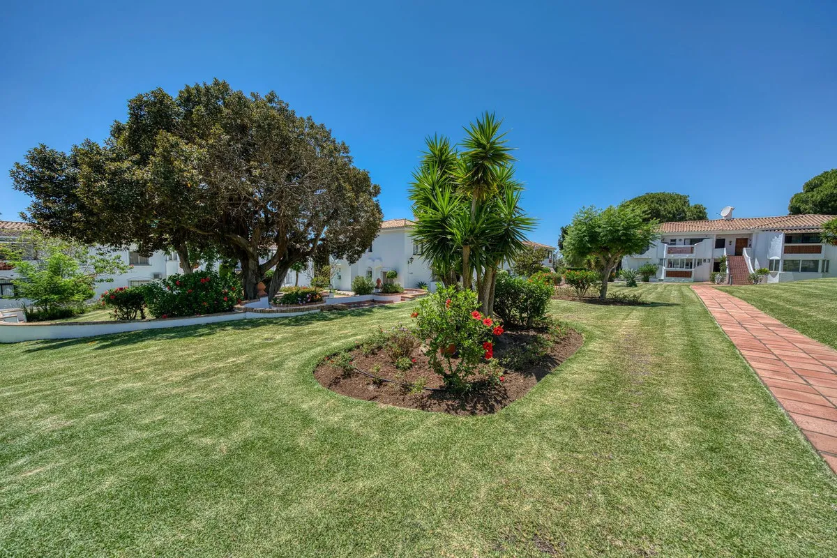 2 bedrooms ground floor apartment in El Paraiso for sale