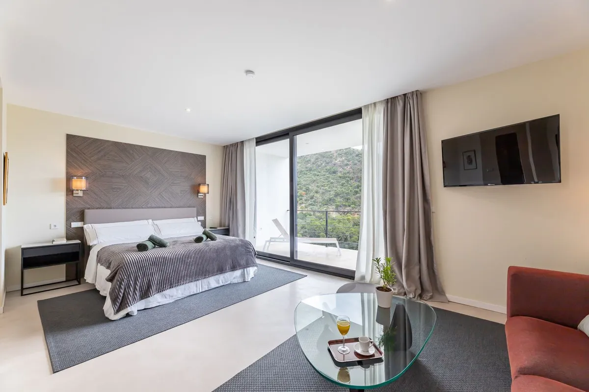 6 bedrooms villa in Benahavis for sale