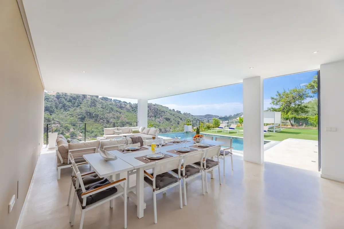 6 bedrooms villa in Benahavis for sale