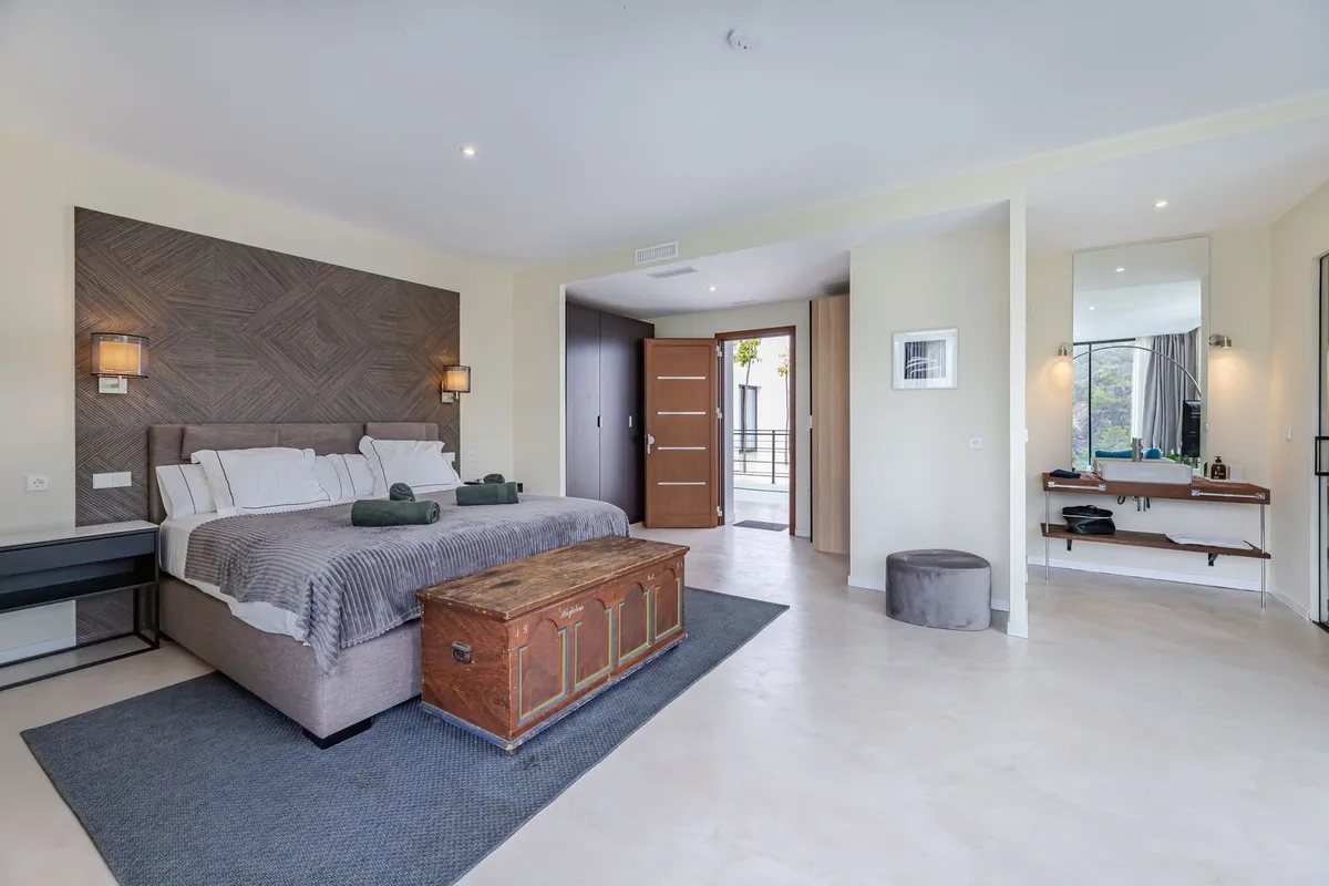 6 bedrooms villa in Benahavis for sale