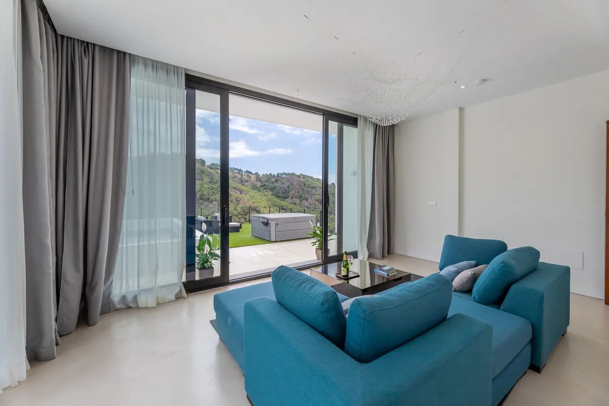 6 bedrooms villa in Benahavis for sale