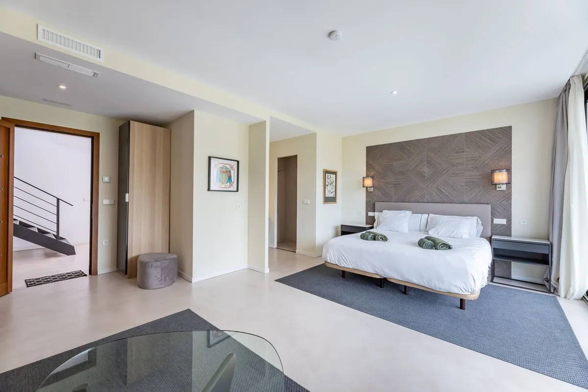 6 bedrooms villa in Benahavis for sale