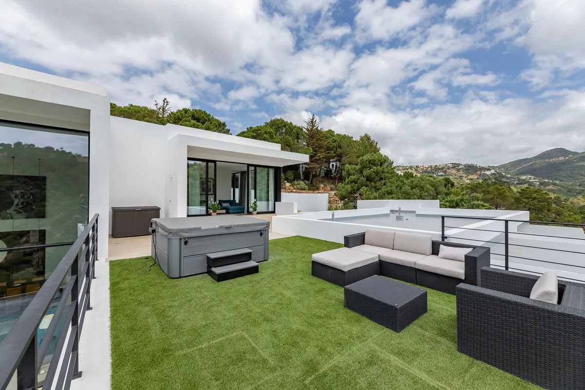 6 bedrooms villa in Benahavis for sale