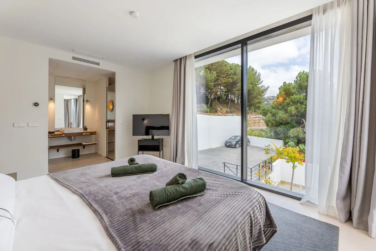 6 bedrooms villa in Benahavis for sale
