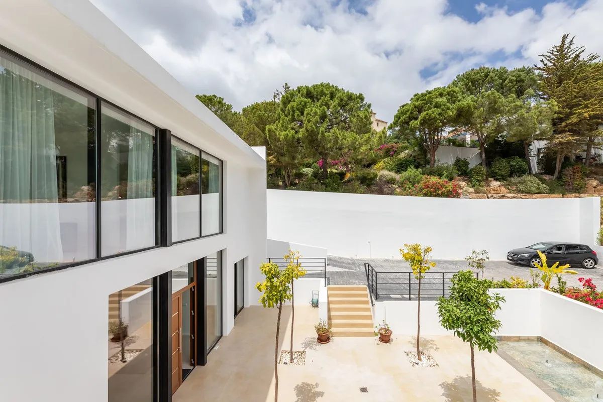 6 bedrooms villa in Benahavis for sale