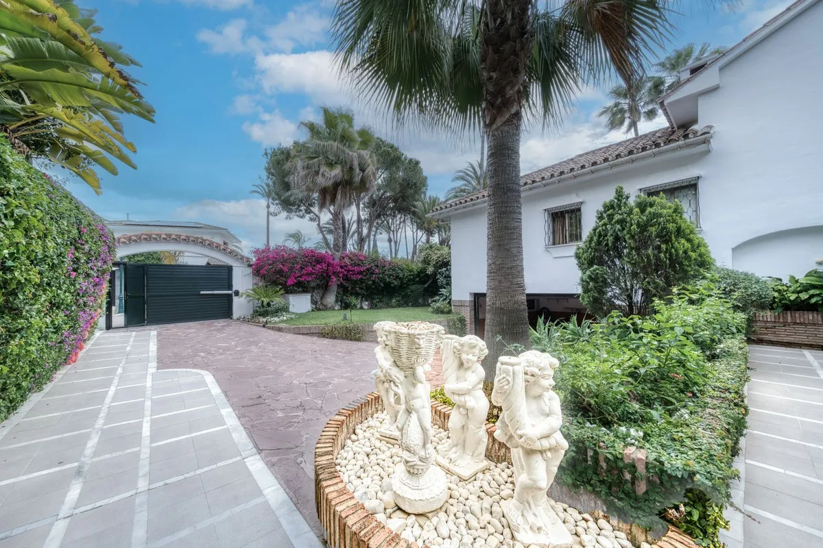 Los Monteros, villa a la venta