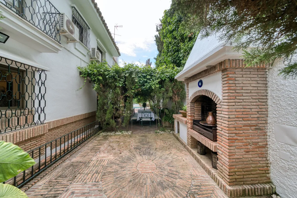 Los Monteros, villa a la venta