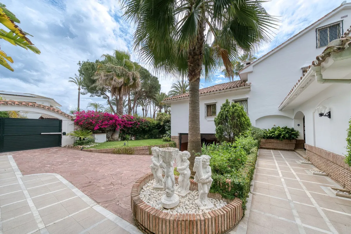 Los Monteros, villa a la venta