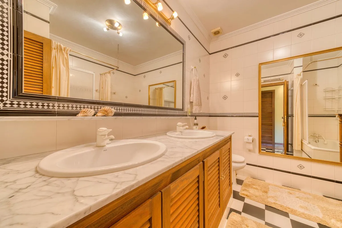 3 bedrooms town house for sale in Benahavis