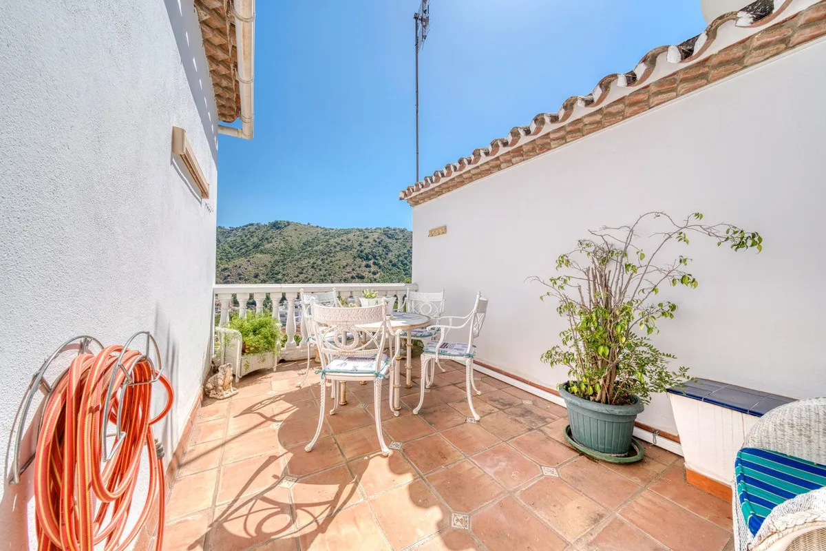 3 bedrooms town house for sale in Benahavis