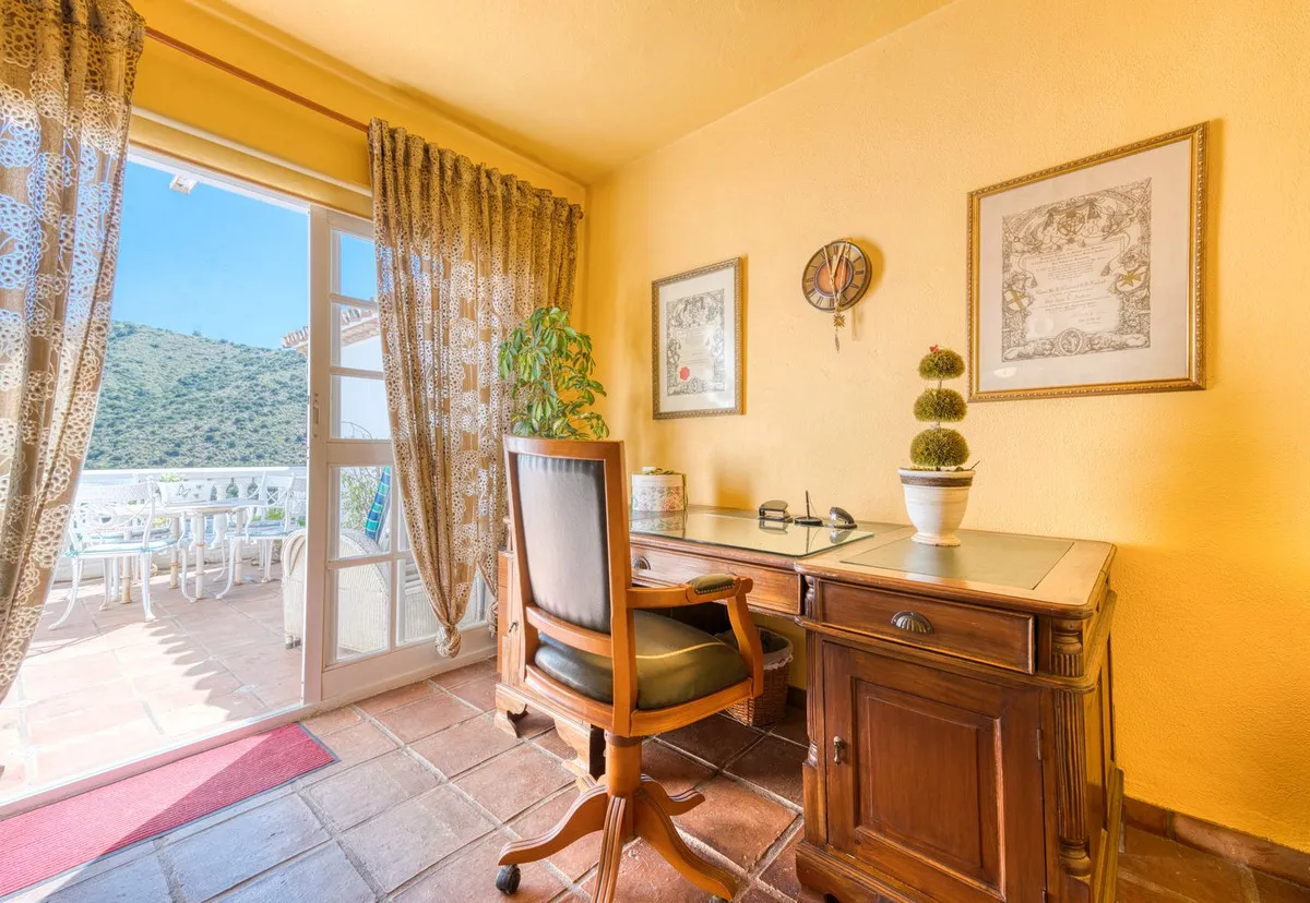 3 bedrooms town house for sale in Benahavis