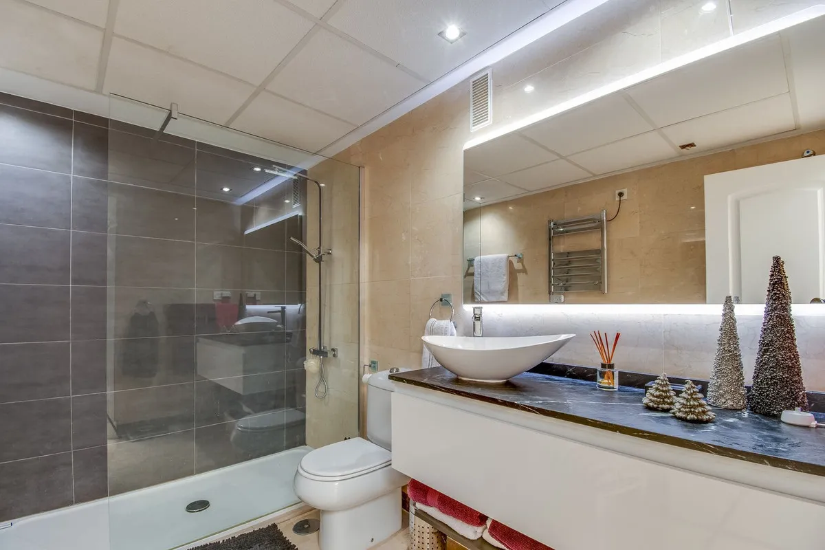 Ático con 2 dormitorios en venta en La Duquesa