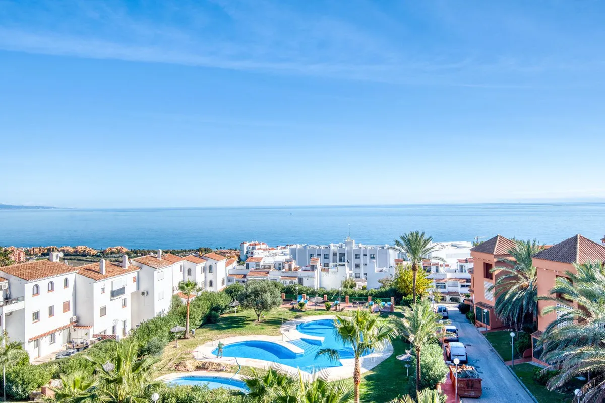 For sale La Duquesa apartment with 3 bedrooms