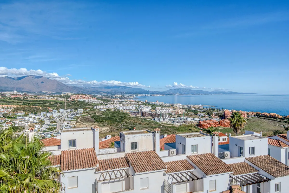 For sale La Duquesa apartment with 3 bedrooms