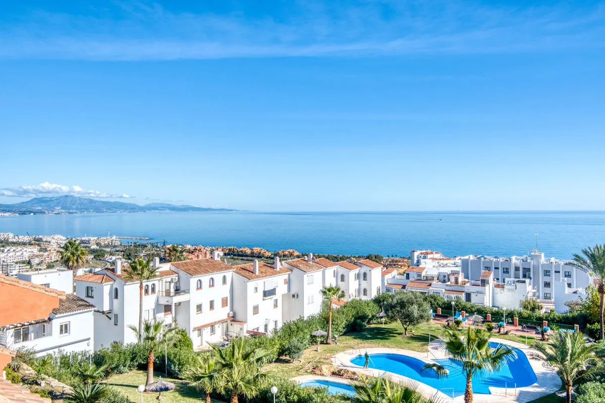 For sale La Duquesa apartment with 3 bedrooms