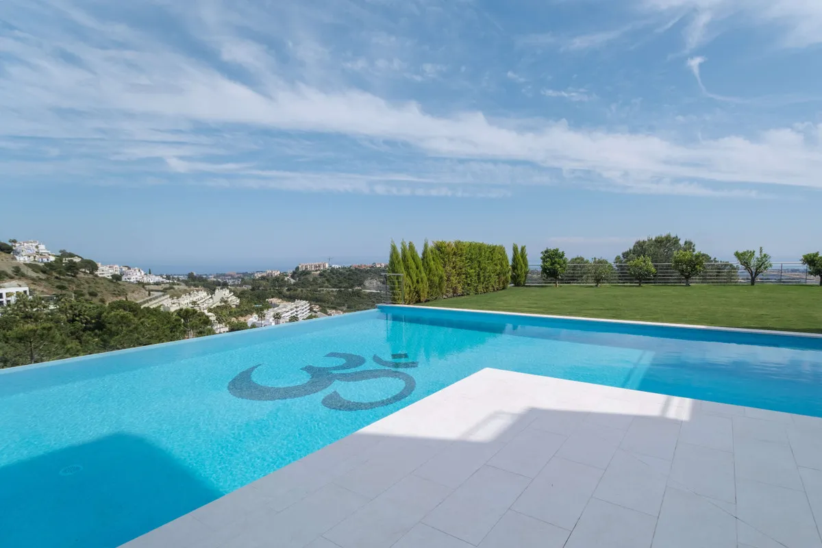 For sale Benahavis villa with 12 bedrooms