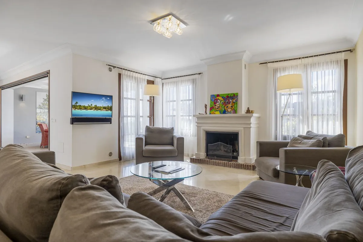 Town house for sale in Benahavis with 5 bedrooms