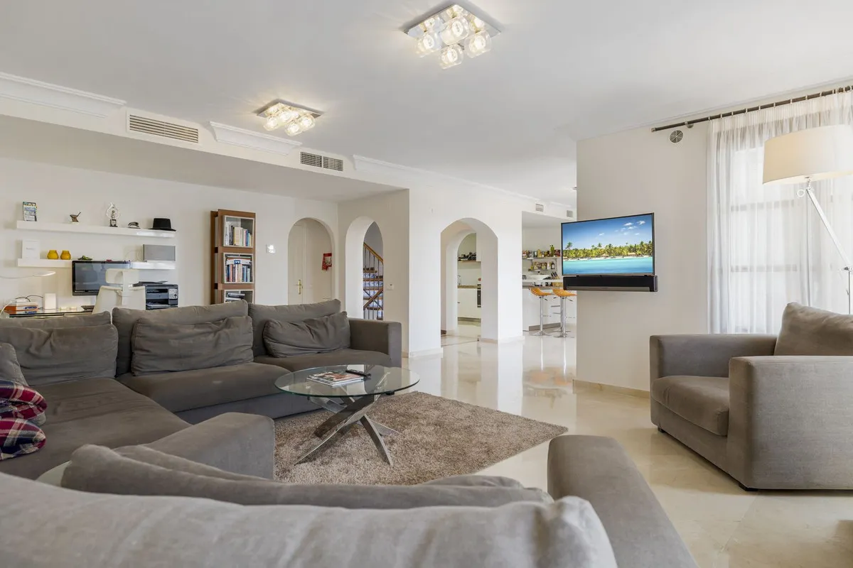 Town house for sale in Benahavis with 5 bedrooms