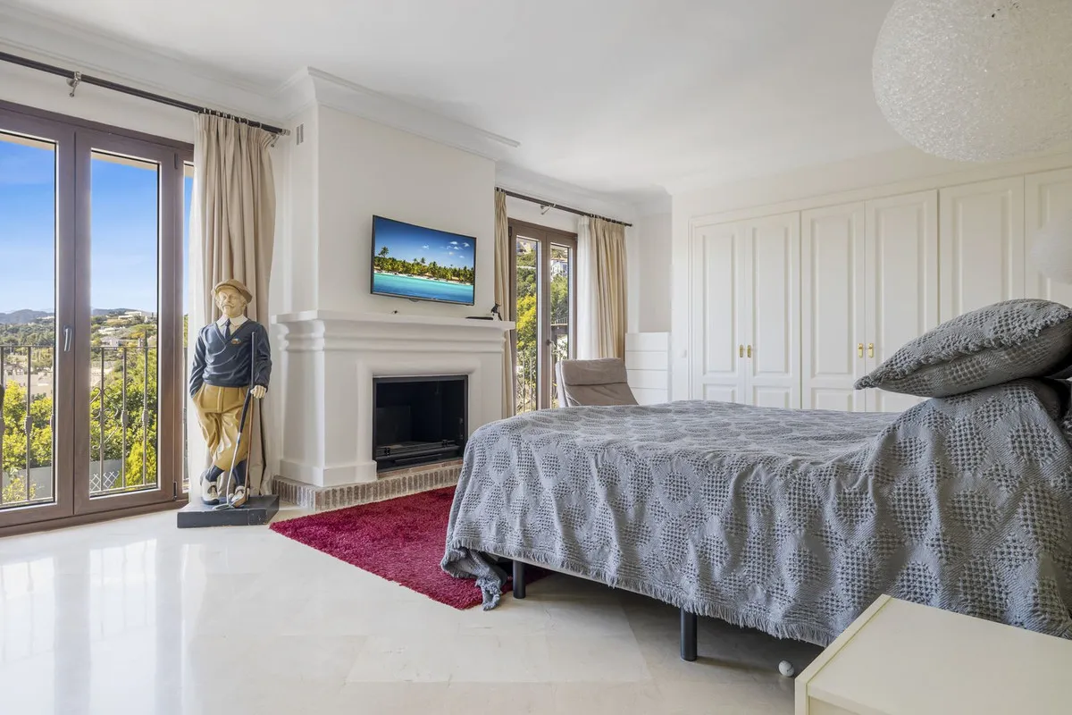 Town house for sale in Benahavis with 5 bedrooms