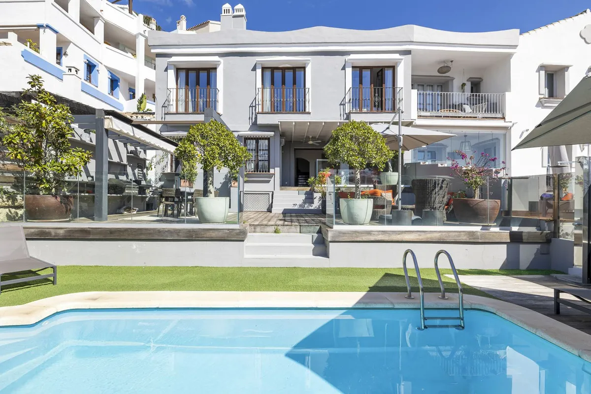Town house for sale in Benahavis with 5 bedrooms