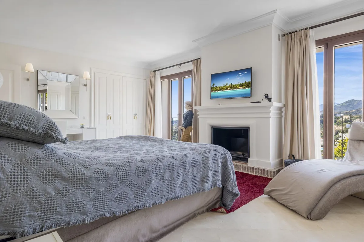 Town house for sale in Benahavis with 5 bedrooms