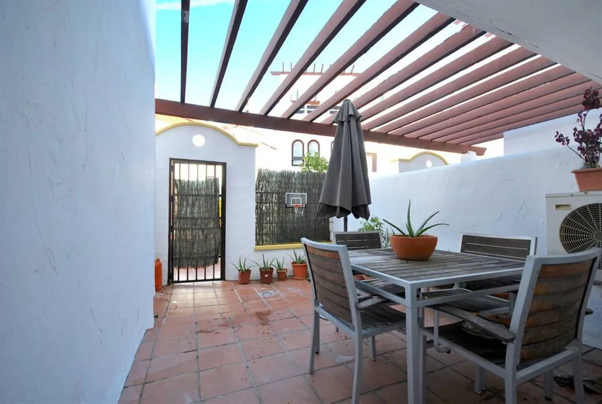 Apartamento planta baja en venta en Aloha de 3 dormitorios