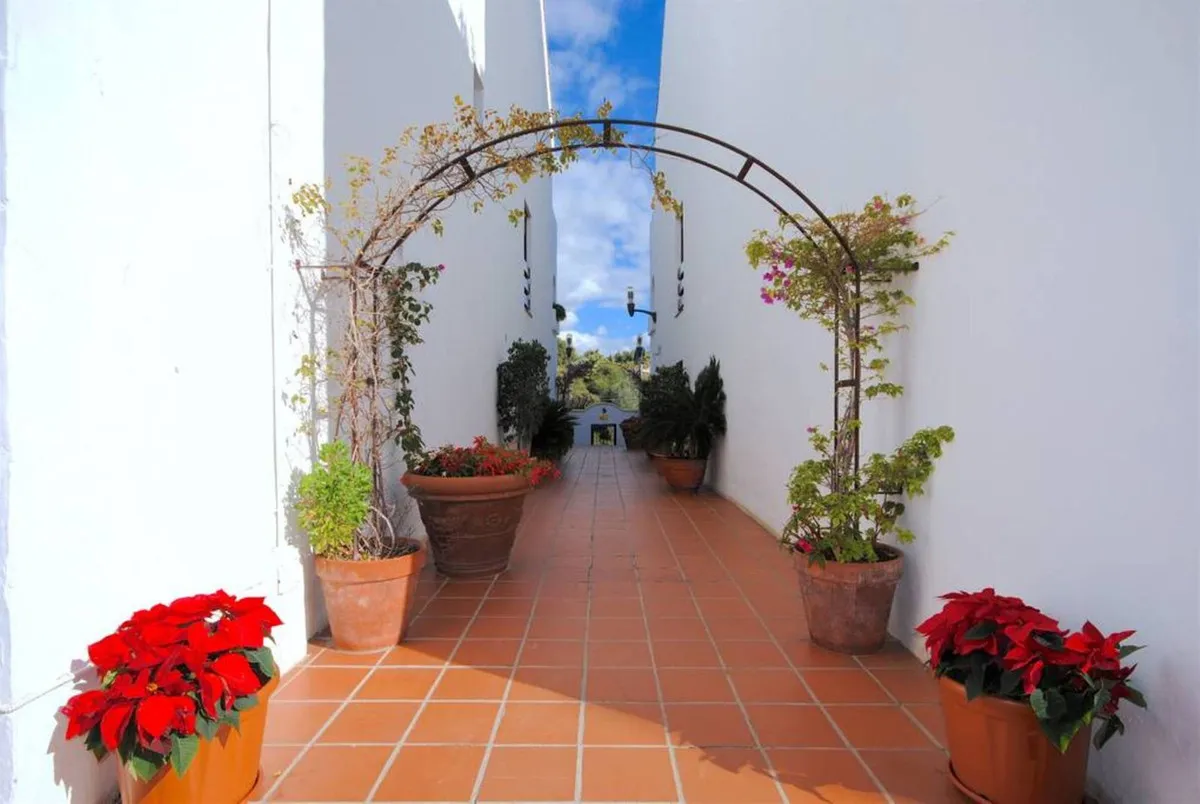 Apartamento planta baja en venta en Aloha de 3 dormitorios