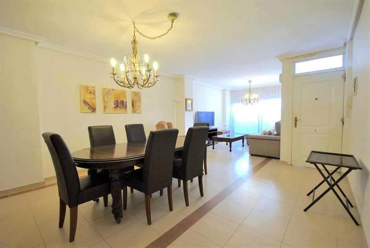 Apartamento planta baja en venta en Aloha de 3 dormitorios