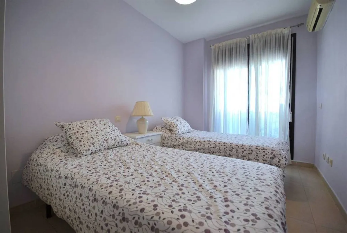 Apartamento planta baja en venta en Aloha de 3 dormitorios