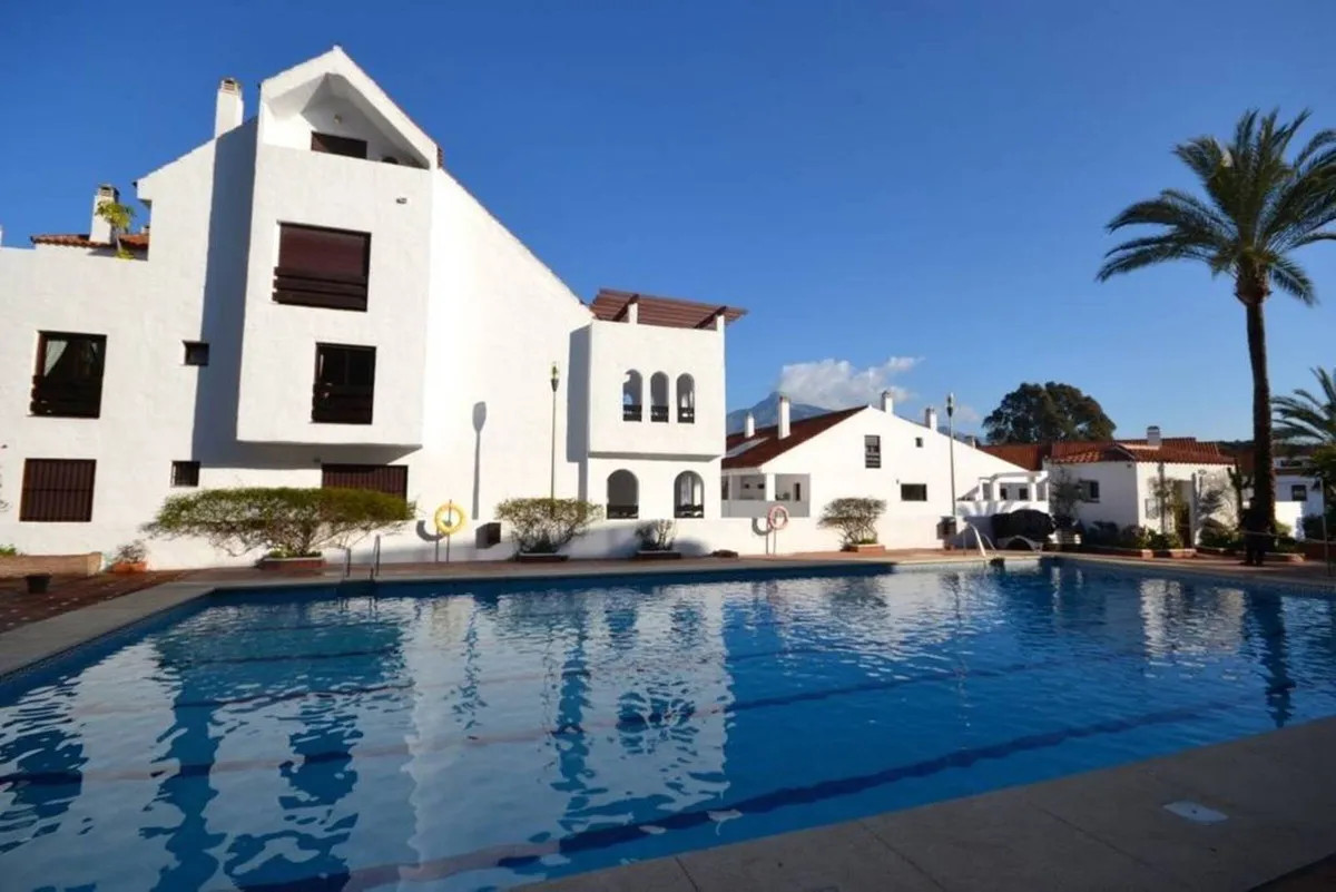 Apartamento planta baja en venta en Aloha de 3 dormitorios