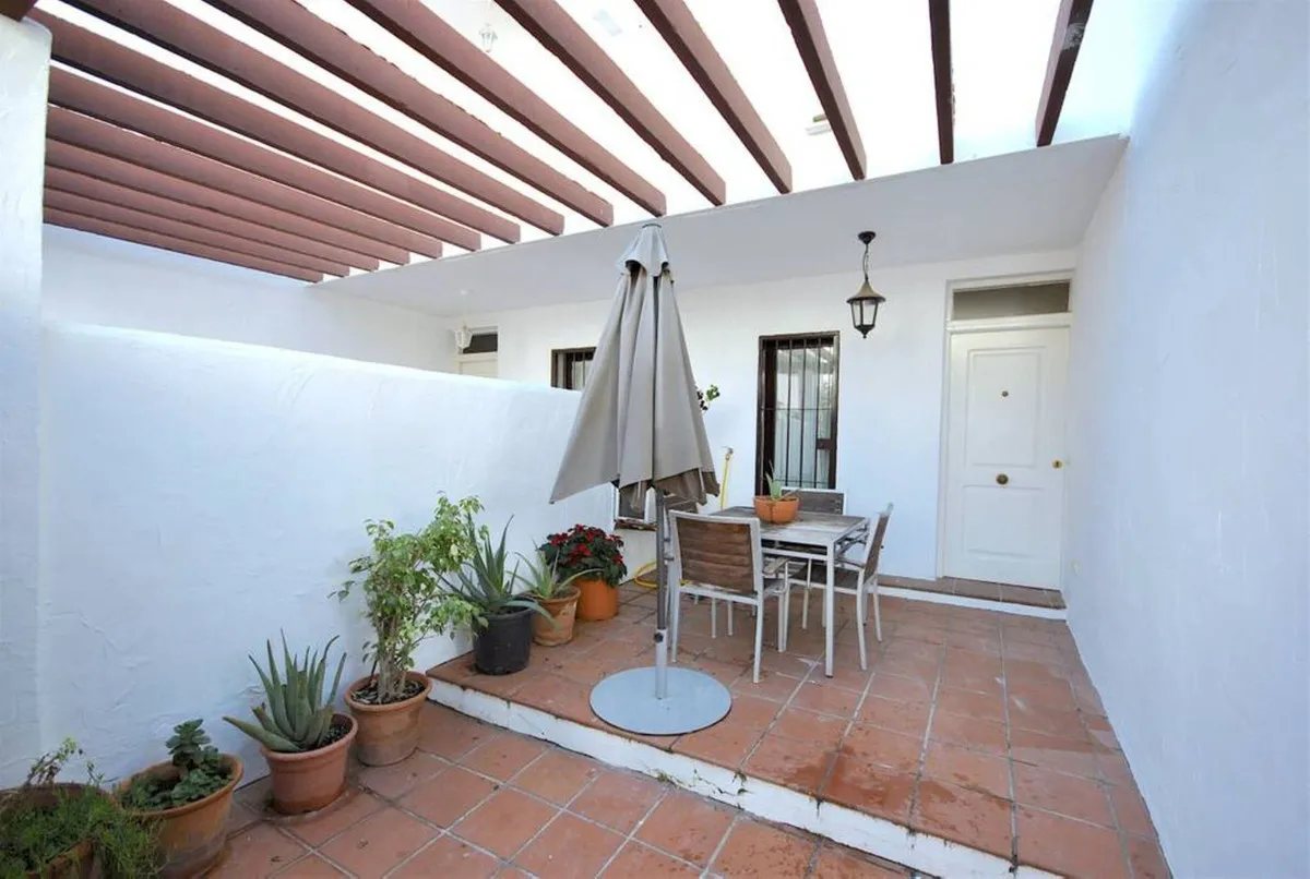 Apartamento planta baja en venta en Aloha de 3 dormitorios