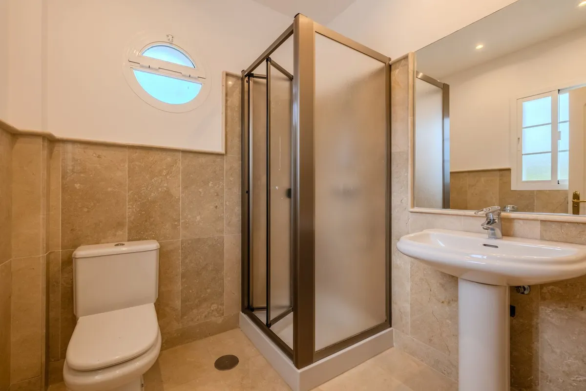 Comprar villa de 4 dormitorios en San Roque Club