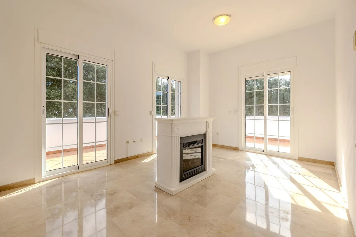 Comprar villa de 4 dormitorios en San Roque Club