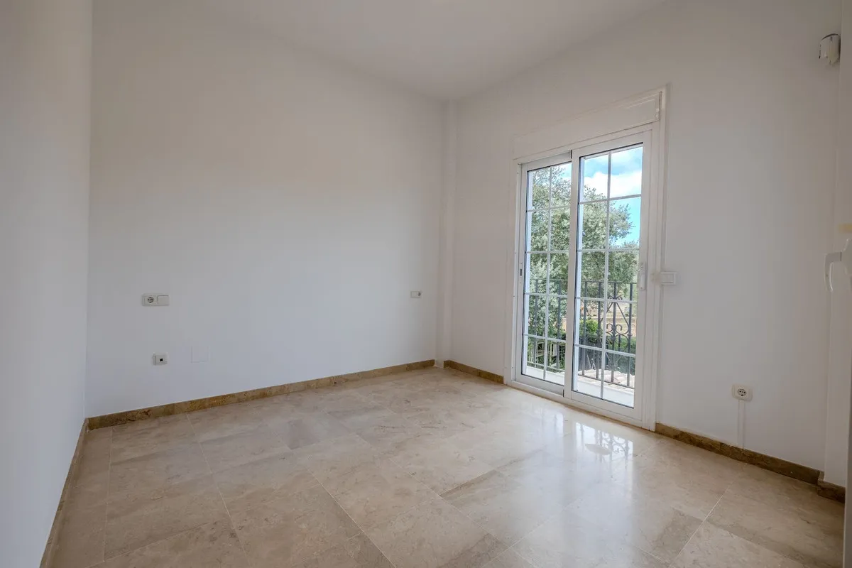 Comprar villa de 4 dormitorios en San Roque Club