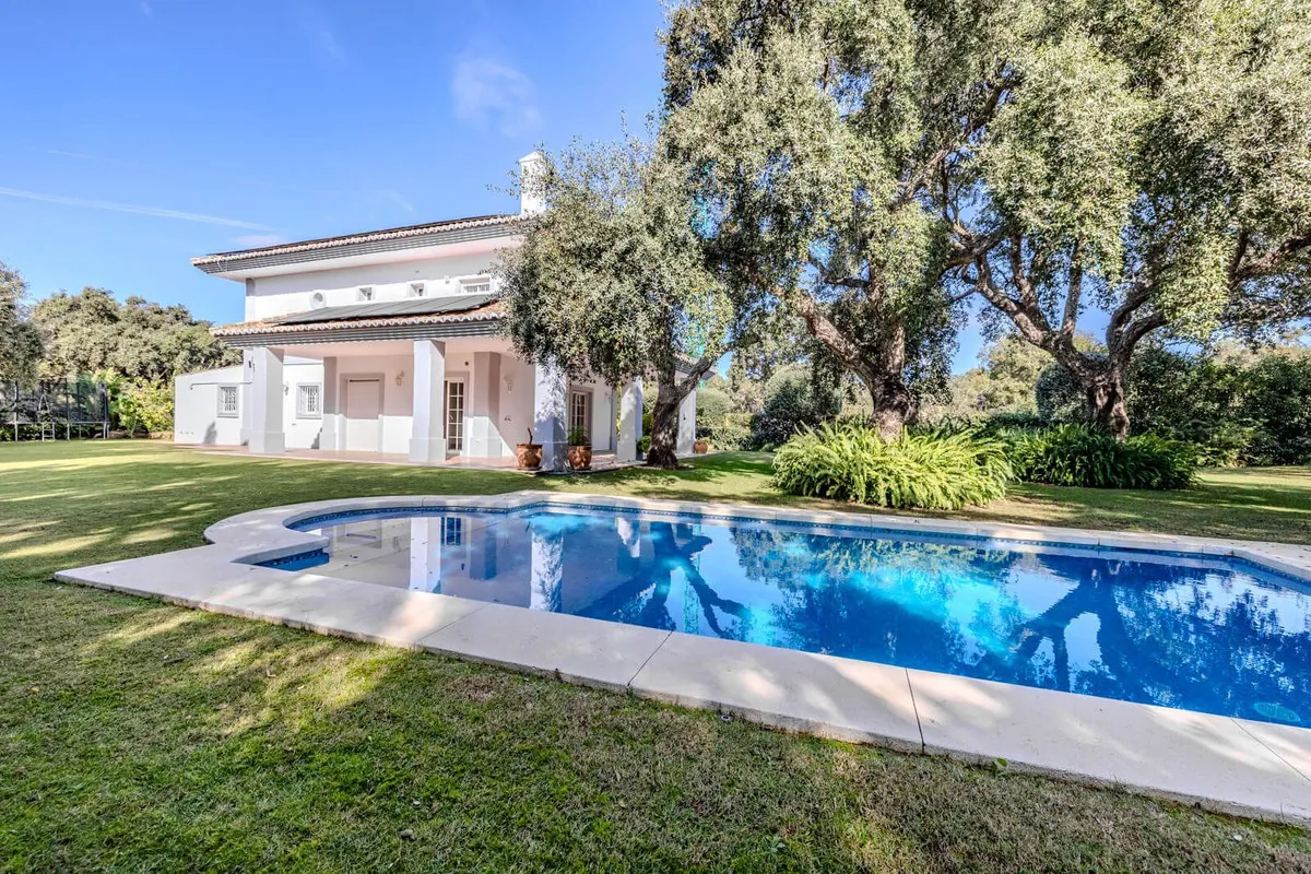 Comprar villa de 4 dormitorios en San Roque Club