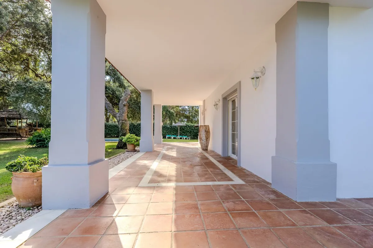 Comprar villa de 4 dormitorios en San Roque Club