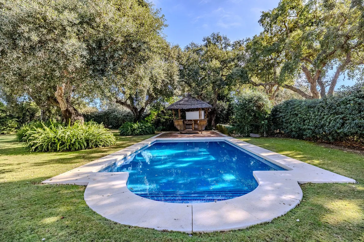 Comprar villa de 4 dormitorios en San Roque Club