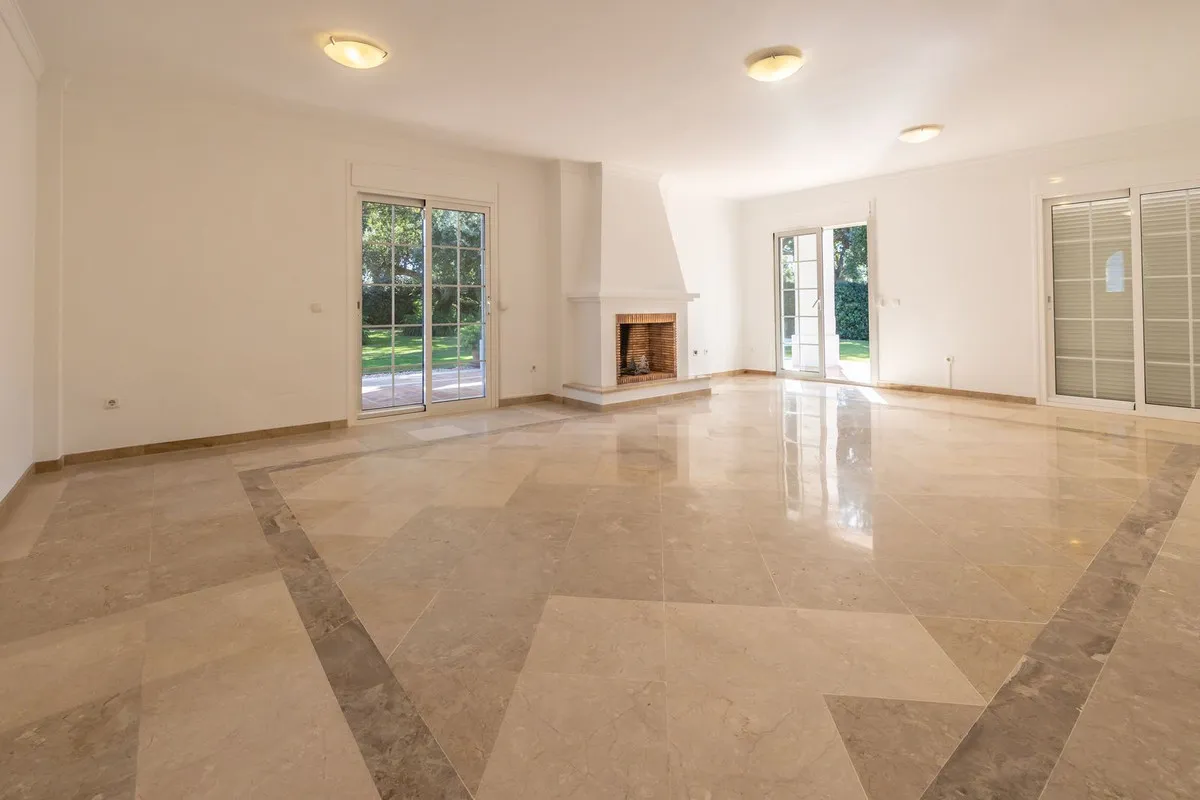 Comprar villa de 4 dormitorios en San Roque Club