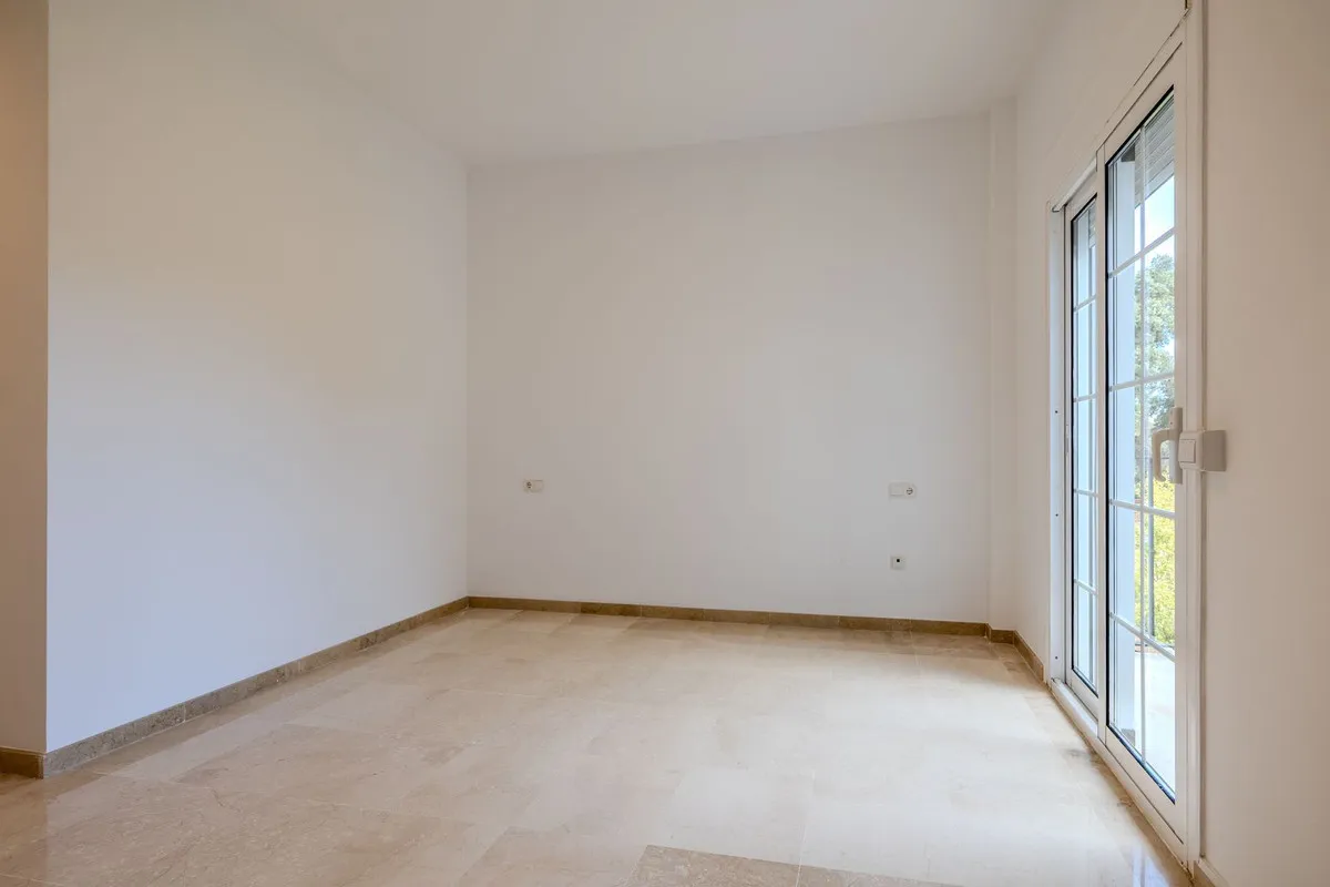 Comprar villa de 4 dormitorios en San Roque Club