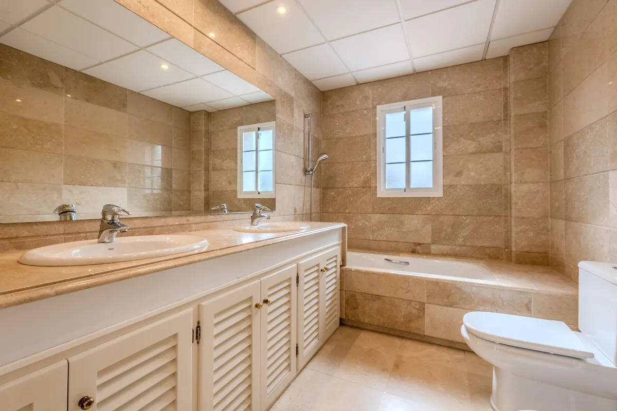 Comprar villa de 4 dormitorios en San Roque Club