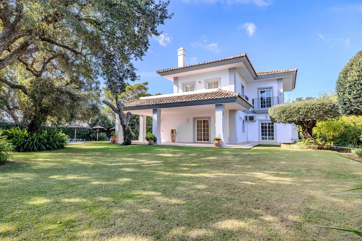 Comprar villa de 4 dormitorios en San Roque Club