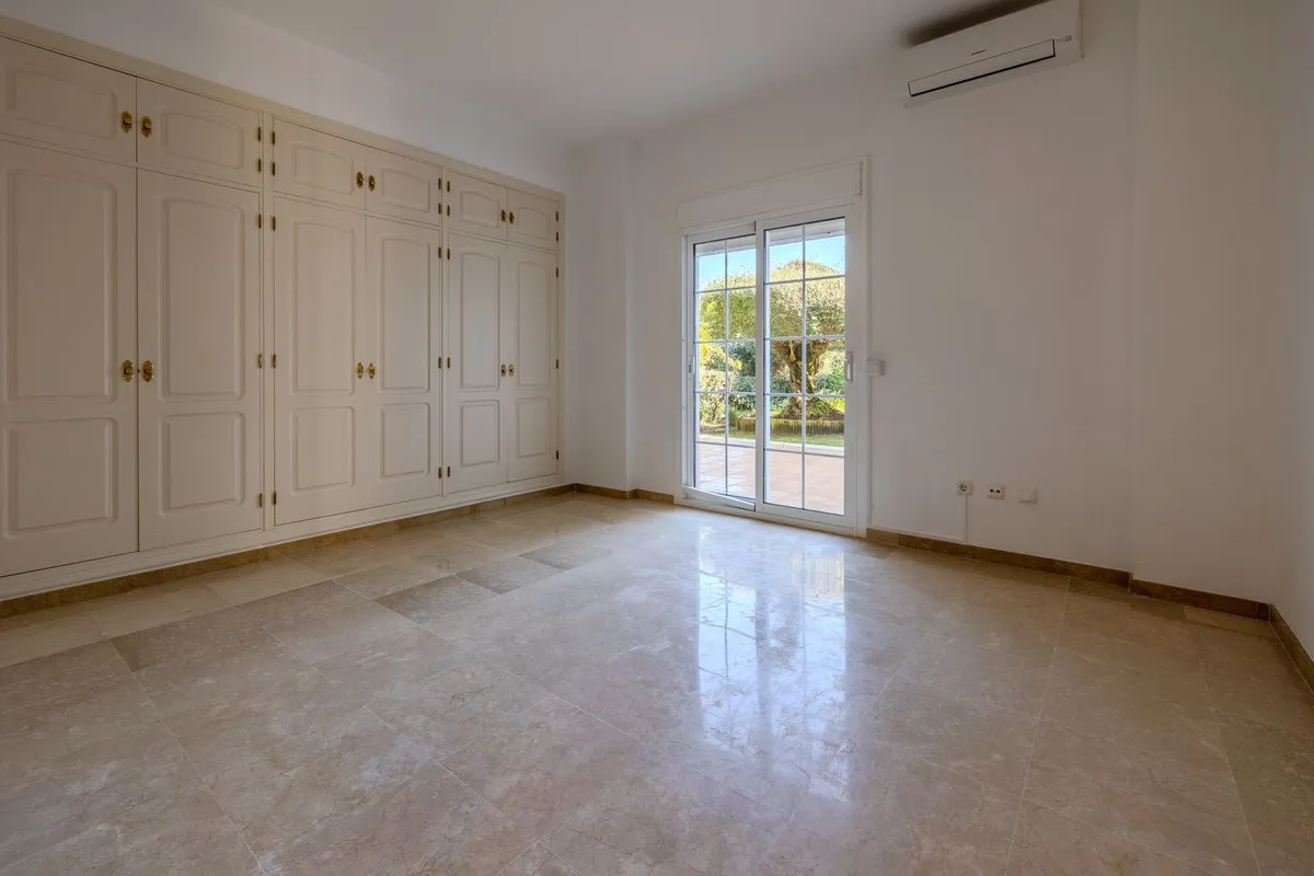 Comprar villa de 4 dormitorios en San Roque Club