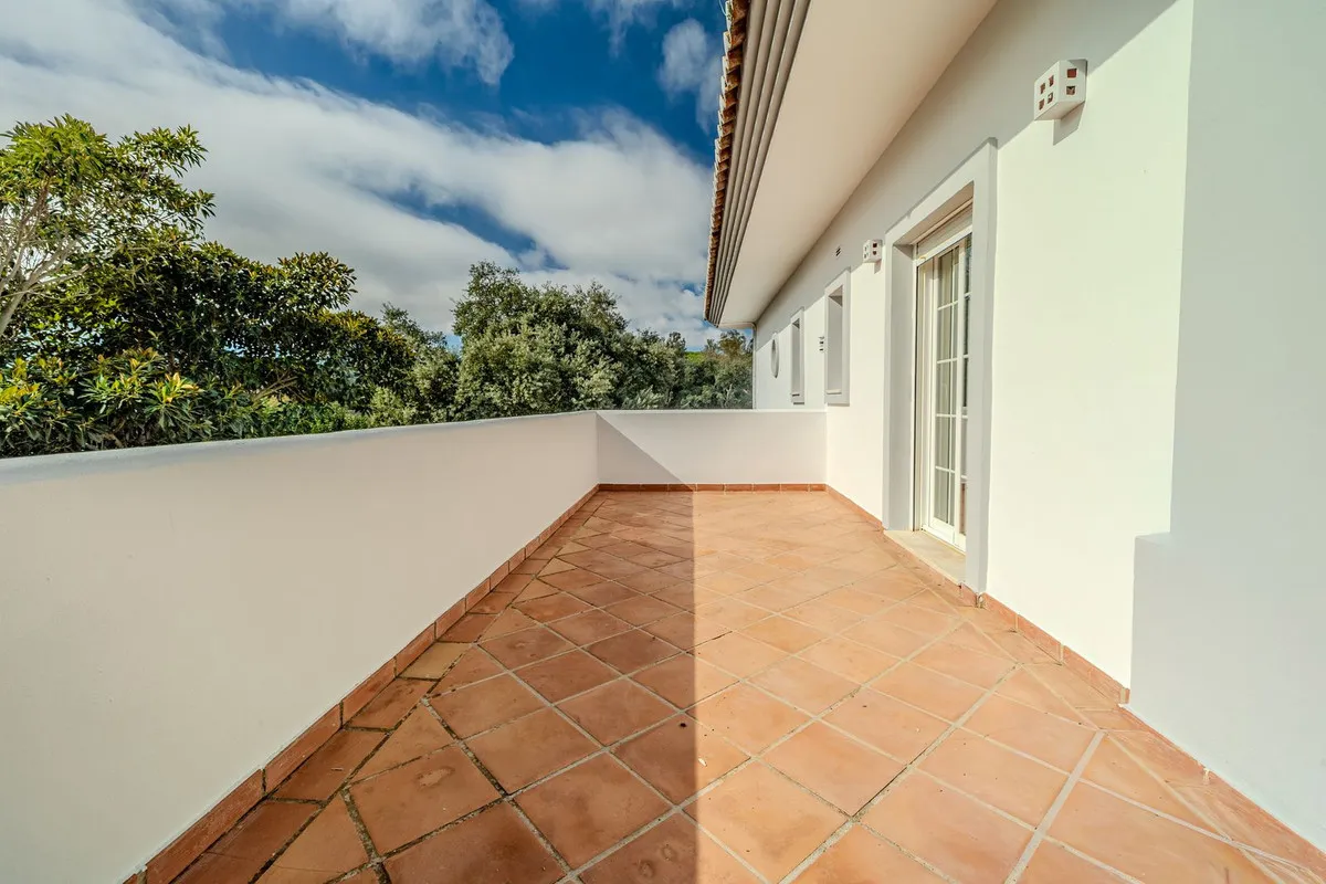 Comprar villa de 4 dormitorios en San Roque Club