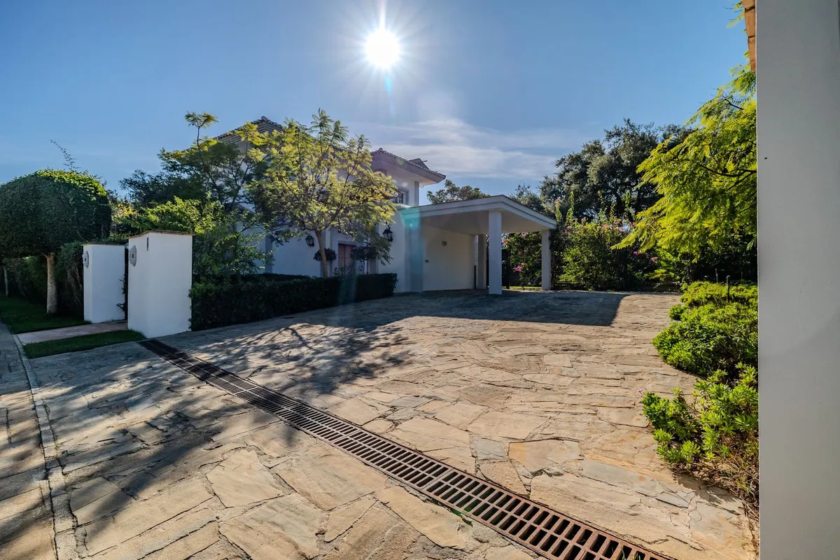 Comprar villa de 4 dormitorios en San Roque Club