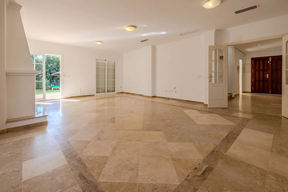 Comprar villa de 4 dormitorios en San Roque Club