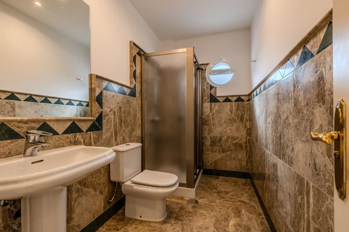 Comprar villa de 4 dormitorios en San Roque Club